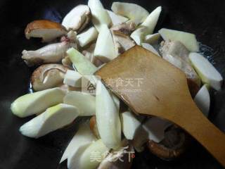 香菇茭白烧鸡翅根的做法步骤：5