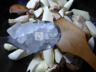 香菇茭白烧鸡翅根的做法步骤：7