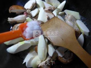 香菇茭白烧鸡翅根的做法步骤：8