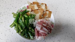 尖椒小炒肉的做法步骤：2