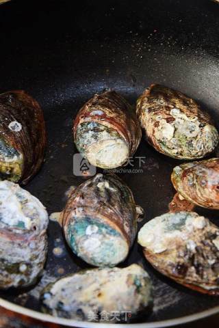 简单几步做出鲜美入味的【生煎蒜香鲍鱼】的做法步骤：5