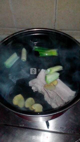 蒜泥白肉卷的做法步骤：2