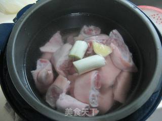 猪蹄菌菇浓汤火锅的做法步骤：2