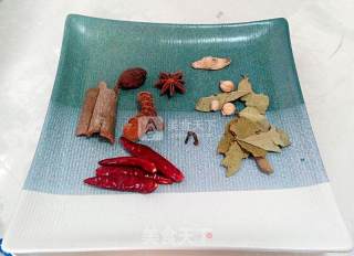 自制卤肉卷的做法步骤：2
