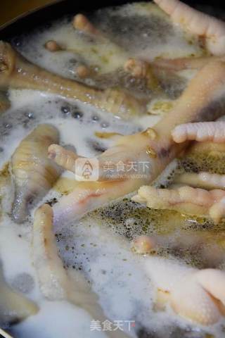 好吃到狂舔手指的【虎皮凤爪】的做法步骤：2