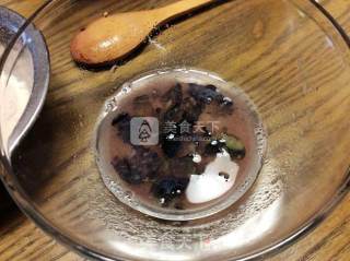 蓝莓天然酵母黑面包by：普蓝高科蓝莓美食特约撰稿人的做法步骤：2
