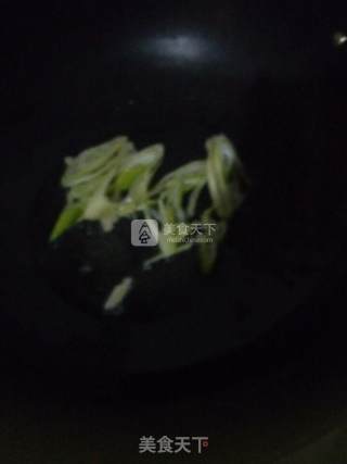 翡翠白玉~萝卜炒青椒的做法步骤：2