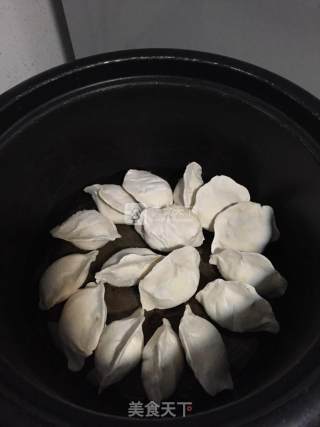 锅贴饺（电饭锅版）的做法步骤：1