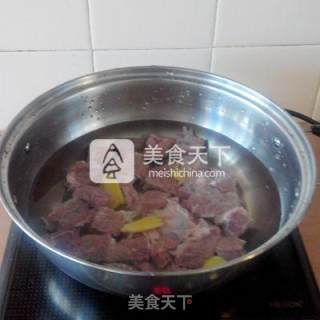 红烧牛腩面的做法步骤：1