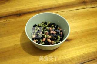 木糖醇黑豆红枣豆浆的做法步骤：2