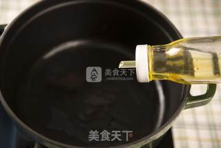 干锅花菜一厨作铸铁锅版的做法步骤：2