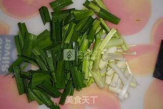 蒜苗肉片炒茨菇的做法步骤：3