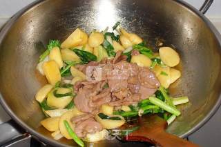 蒜苗肉片炒茨菇的做法步骤：9
