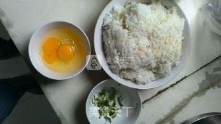 黄金蛋炒饭的做法步骤：1