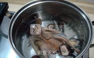 《宫廷膳底档》-淮杞黄精炖乳鸽的做法步骤：3