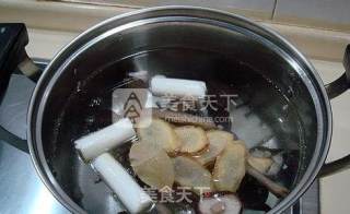 《宫廷膳底档》-淮杞黄精炖乳鸽的做法步骤：4