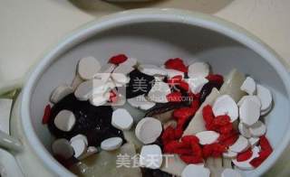 《宫廷膳底档》-淮杞黄精炖乳鸽的做法步骤：8