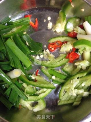 蒜苗炒煎豆腐的做法步骤：1