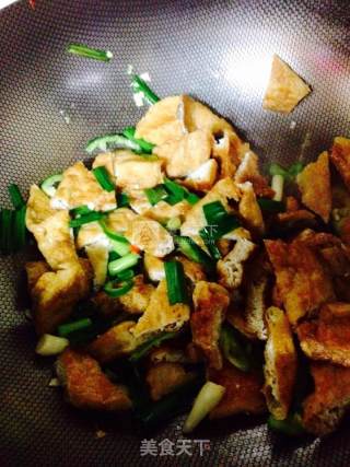 蒜苗炒煎豆腐的做法步骤：3