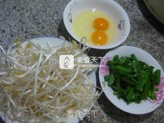 韭菜鸡蛋炒绿豆芽的做法步骤：1