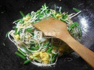 韭菜鸡蛋炒绿豆芽的做法步骤：8