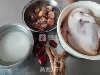 红枣参鸡汤的做法步骤：1