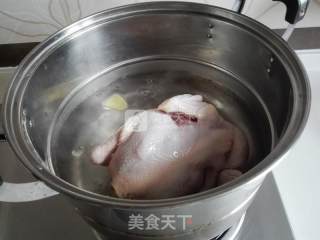 红枣参鸡汤的做法步骤：2
