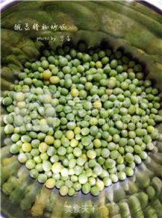 【豌豆菇凉与腊肠先生的邂逅】豌豆腊肠炒饭的做法步骤：1