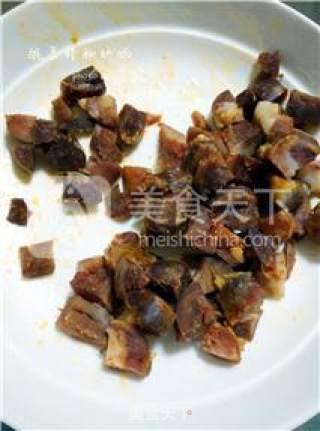 【豌豆菇凉与腊肠先生的邂逅】豌豆腊肠炒饭的做法步骤：2