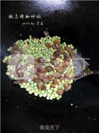 【豌豆菇凉与腊肠先生的邂逅】豌豆腊肠炒饭的做法步骤：7