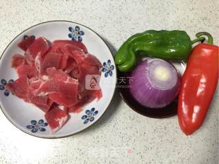 家常炒羊肉片的做法步骤：1