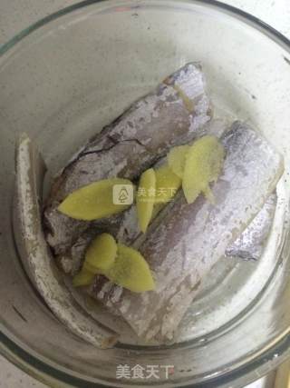 糖醋带鱼的做法步骤：1