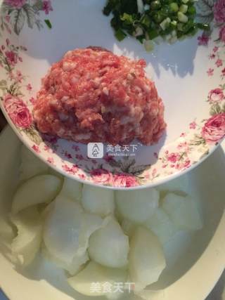 冬瓜丸子肉丸汤的做法步骤：1