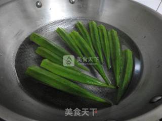 秋葵炒鸡蛋的做法步骤：2