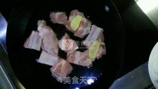 莲藕排骨汤的做法步骤：2