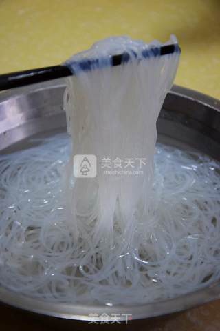 大雪纷飞的冬天来上一碗热乎的【酸辣粉】的做法步骤：2