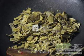 小炒农家酸芋荷的做法步骤：2