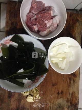 牛肉海带汤的做法步骤：1