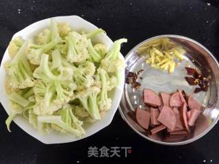 香肠烧菜花的做法步骤：1