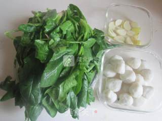 菠菜烩鱼丸的做法步骤：1
