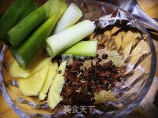 酱大棒骨的做法步骤：2