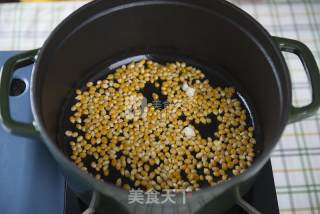 爆米花一厨作铸铁锅版的做法步骤：2