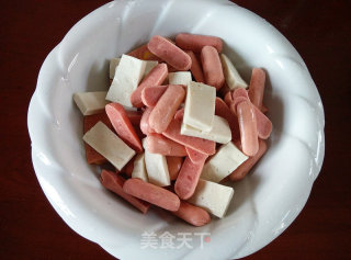 简单方便好吃的爆炒火锅料（鱼豆腐、香肠等）的做法步骤：1