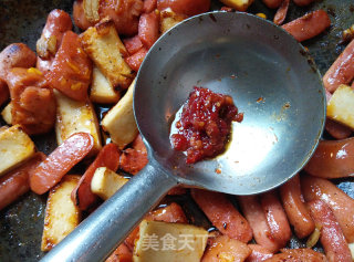 简单方便好吃的爆炒火锅料（鱼豆腐、香肠等）的做法步骤：5