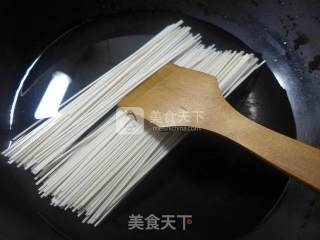 咖喱拉面鲜虾小馄饨的做法步骤：2