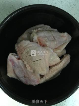 可乐鸡翅的做法步骤：1