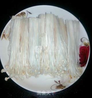 金针菇（热拌）的做法步骤：1