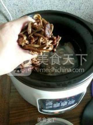 茶树菇党参炖龙骨的做法步骤：4