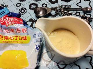蓝莓果泥杏仁芒果布丁by：普蓝高科蓝莓美食特约撰稿人的做法步骤：2