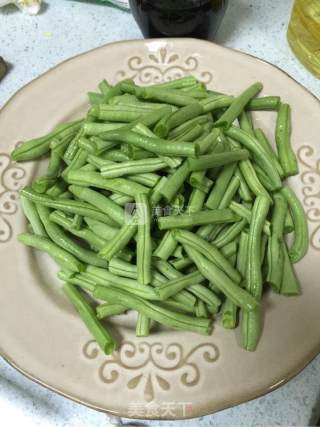 干煸豆角的做法步骤：1